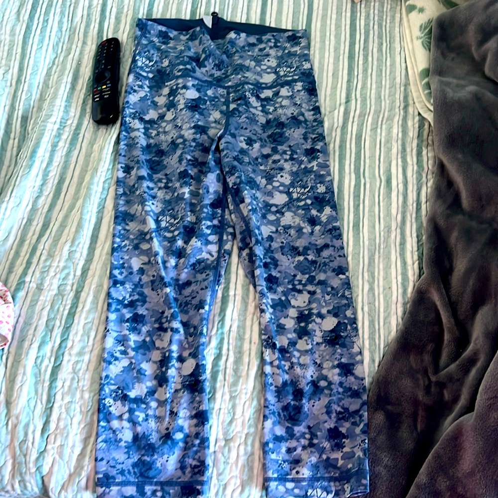 ✨run with the waves “ 21” cropped leggings ✨